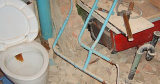 Профессиональный демонтаж перегородки ванной и туалета в Анапе - от 571 рублей